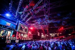 TES战队新打野追风盲僧五杀惊艳首秀，电竞比赛掀高潮